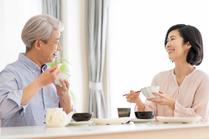 本品に使用している食物繊維は、でん粉から酵素の力で作られた水溶性食物繊維（イソマルトデキストリン）。水溶性食物繊維にはおなかの調子を整えるだけではなく様々な働きが期待されており、糖の吸収を穏やかにしたりコレステロールの排泄をサポートします。